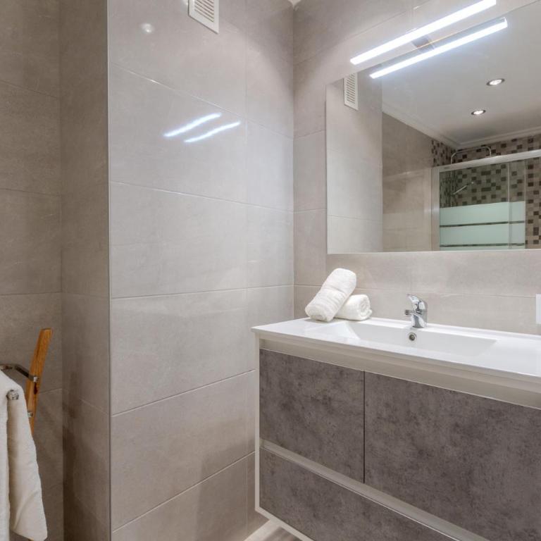 Downtown apartment near the beach and airport - Apartamento de 3 dormitorios - 48