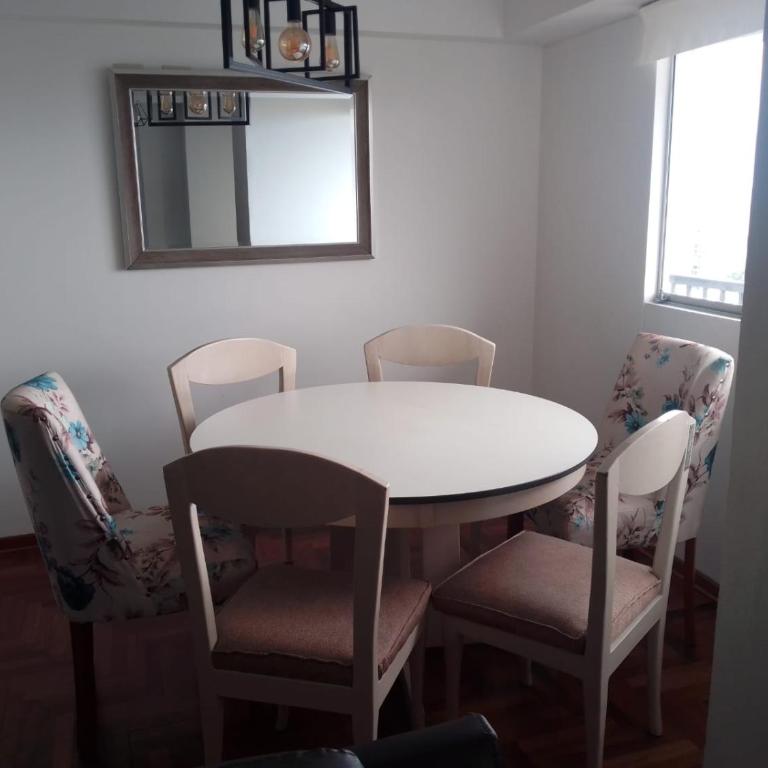 Amplio, céntrico, buena vista - Three-Bedroom Apartment - High Floor - 8
