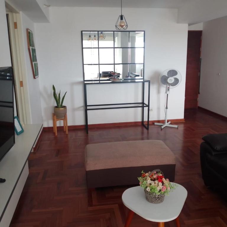 Amplio, céntrico, buena vista - Three-Bedroom Apartment - High Floor - 5