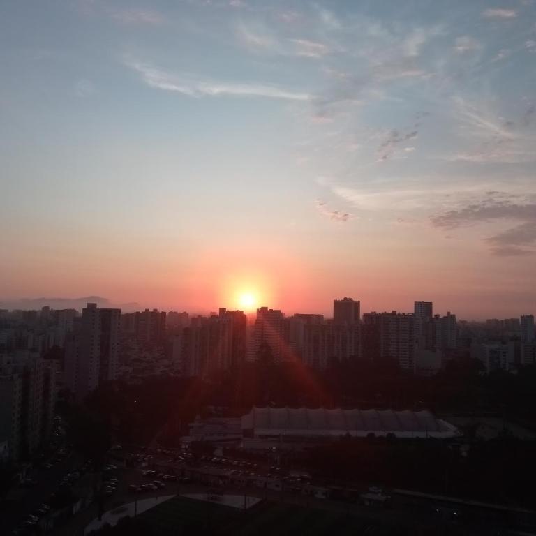 Amplio, céntrico, buena vista - Three-Bedroom Apartment - High Floor - 18