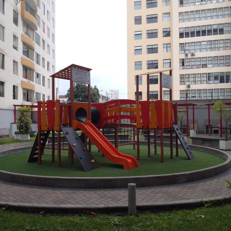 Amplio, céntrico, buena vista - Three-Bedroom Apartment - High Floor - 27
