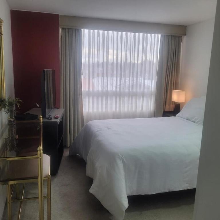 Furnished apartment in La Alhambra, Bogotá - Three-Bedroom Apartment - 10