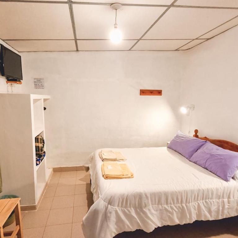 Hospedaje Familiar Arcoíris Jujuy - Basic Triple Room with Shared Bathroom - 8