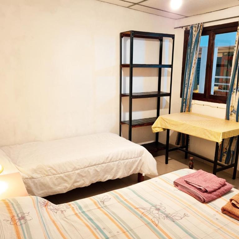 Hospedaje Familiar Arcoíris Jujuy - Basic Triple Room with Shared Bathroom - 10