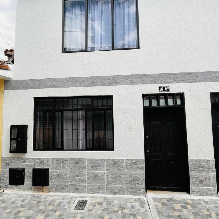 Apto cerca la basílica con aire acondicionado - Three-Bedroom Apartment - 6