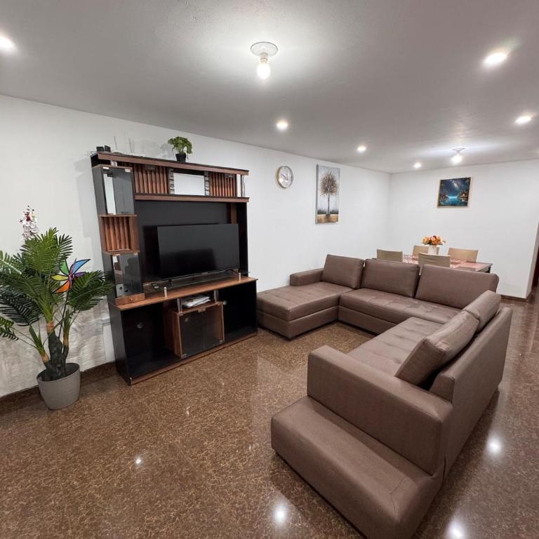 Departamento moderno con vista a los volcanes en el 1er piso - Three-Bedroom Apartment - 1