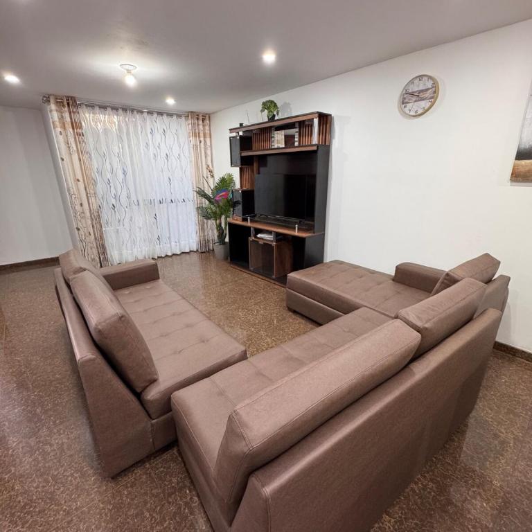 Departamento moderno con vista a los volcanes en el 1er piso - Three-Bedroom Apartment - 3