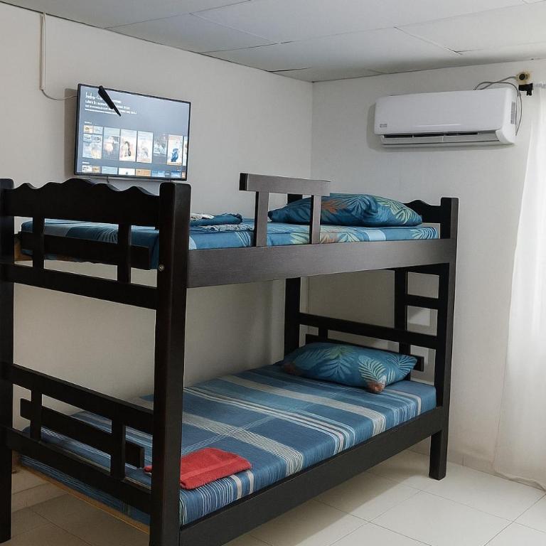 Hostal Mar y Arena - Habitación Cuádruple Económica con baño compartido - 13