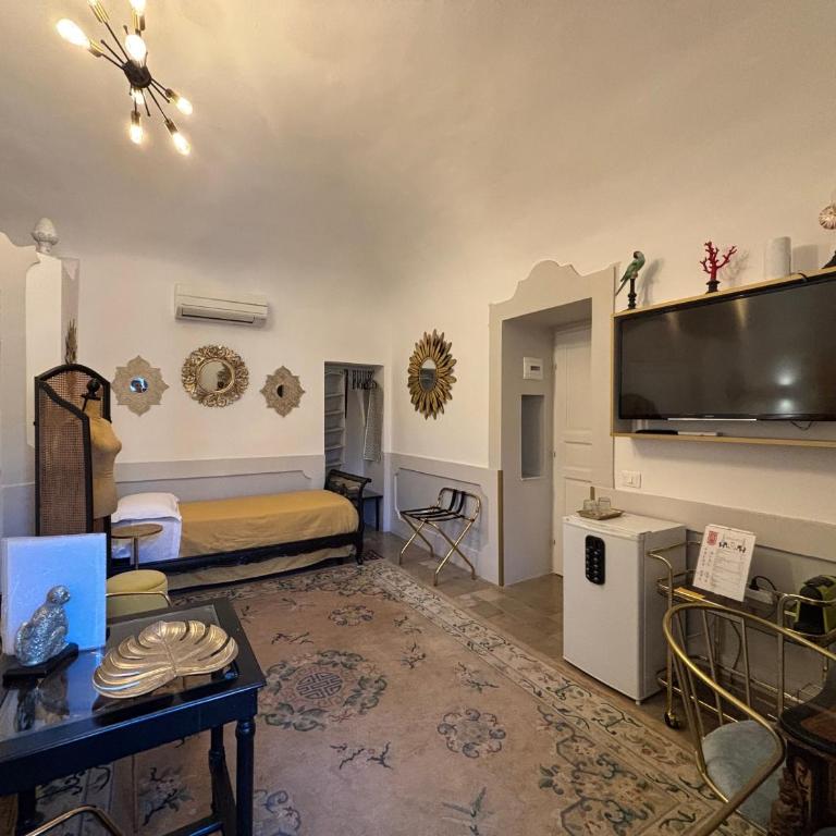 Moresco Suites - King Room with Balcony - 8