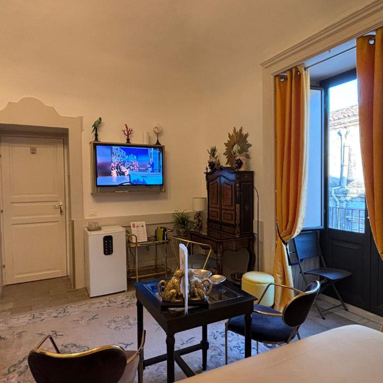 Moresco Suites - King Room with Balcony - 5
