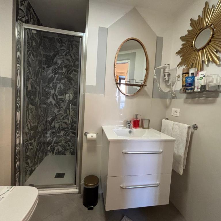 Moresco Suites - King Room with Balcony - 10