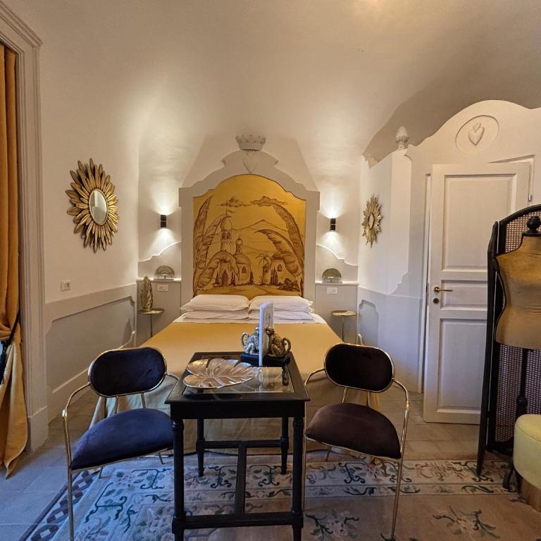 Moresco Suites - King Room with Balcony - 4