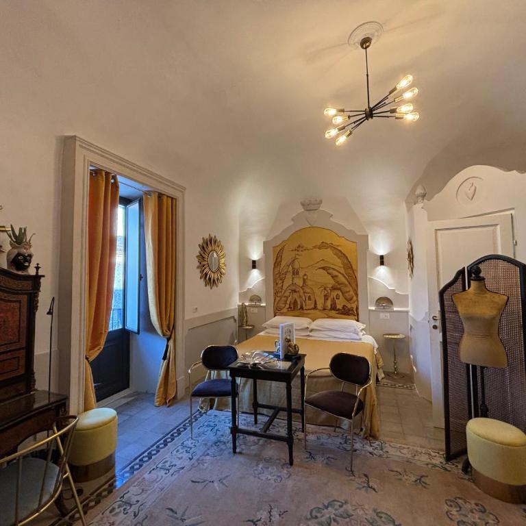 Moresco Suites - King Room with Balcony - 3