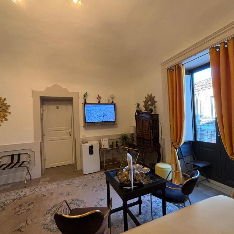 Moresco Suites - King Room with Balcony - 6