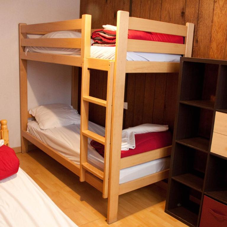 Hébergement Artense - Chambre Triple avec Salle de Bains Commune - 9
