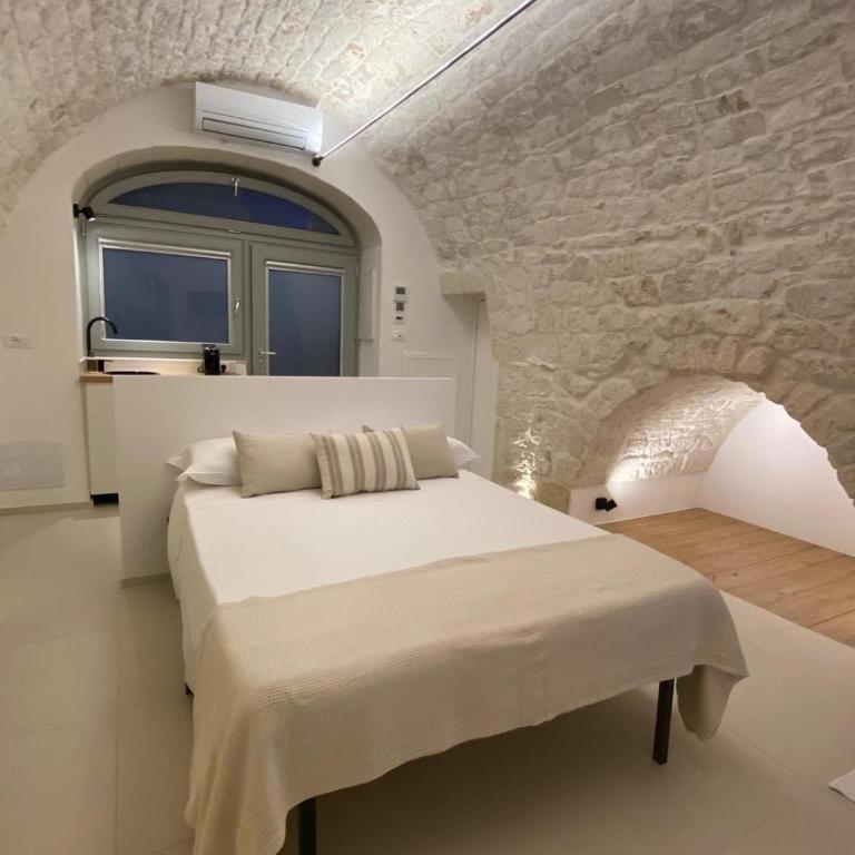 Suite Prima Pietra con Piscina idromassaggio riscaldata - Monolocale con Vasca Idromassaggio - 5