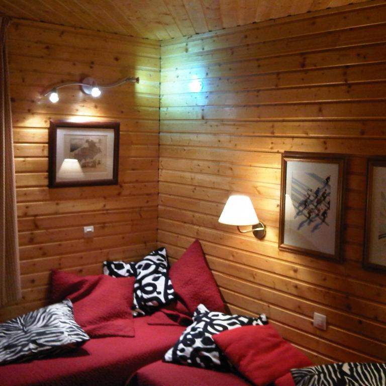 Duplex cosy jusqu'à 6 personnes- chalet des Pléiades - départ skis aux pieds en bordure de piste sans portage - au milieu des fleurs en été - l'autre duplex du chalet est également à nous - Chalet - 20