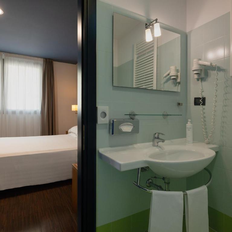 Romeo e Giulietta Residenze check-in presso Hotel Toscanini - Camera Matrimoniale Economy - 2