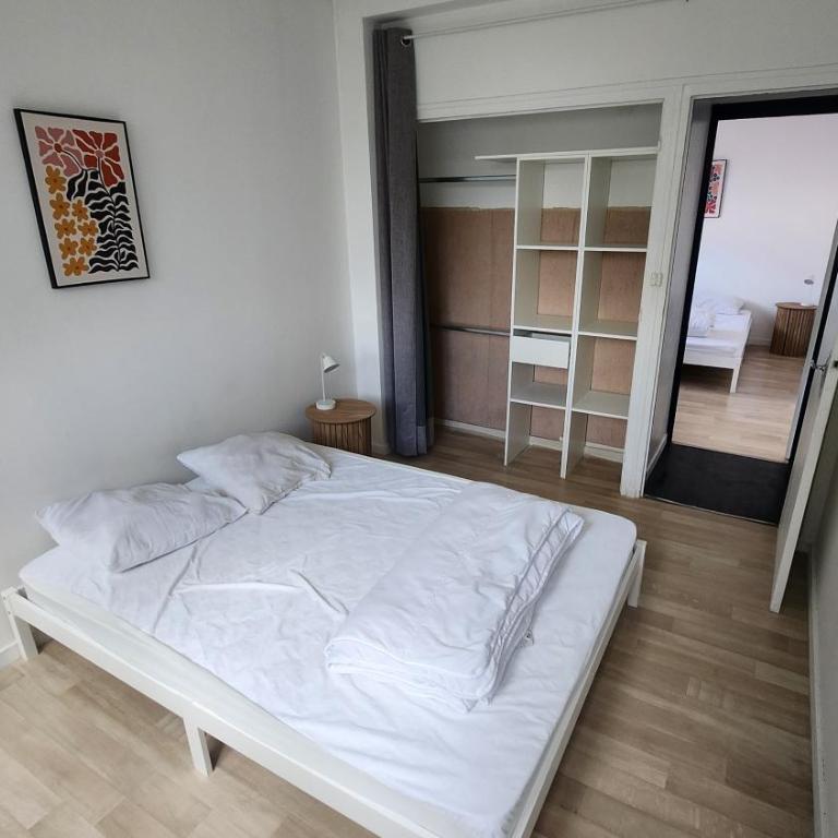apartment 8 people 24H Le Mans - Three-Bedroom Apartment - 8