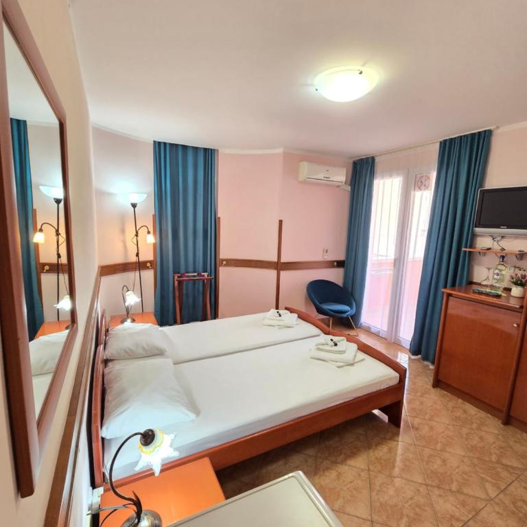 Garni Hotel Koral - Dvokrevetna Soba sa Zasebnim Krevetima, Balkonom i Pogledom na Vrt - 1