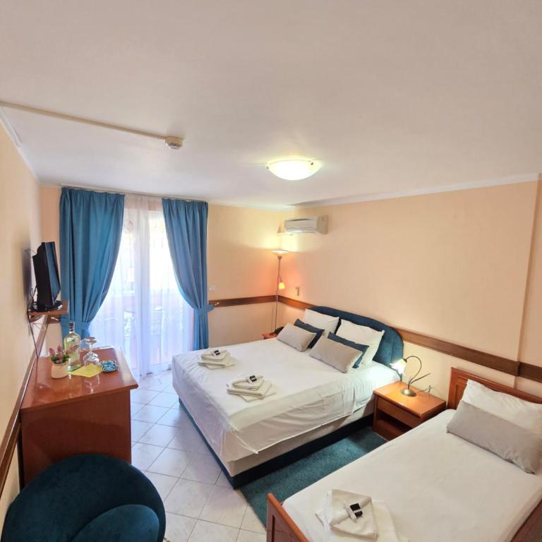 Garni Hotel Koral - Standardna Trokrevetna Soba sa Balkonom i Pogledom na Grad - 1