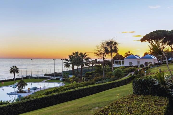 Beachfront spacious 4-Bed Apartment, Los Granados - Four-Bedroom Luxury Apartment - 34