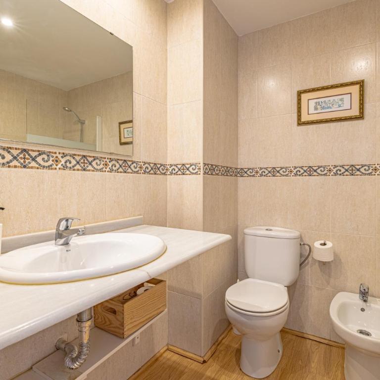 GMC Turistics - The Picasso Neighborhood House - Three-Bedroom Apartment - 17