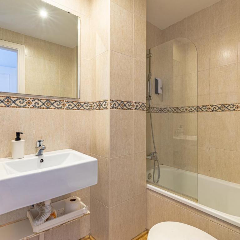 GMC Turistics - The Picasso Neighborhood House - Three-Bedroom Apartment - 14