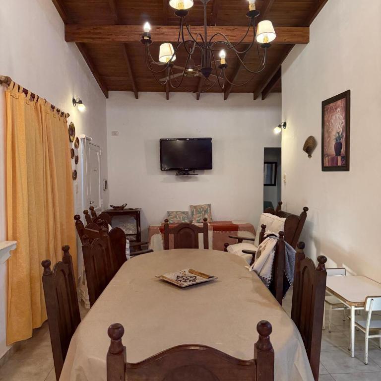 Casa con pileta, jardín y parrilla para toda la familia - Casa de 2 dormitorios - 9