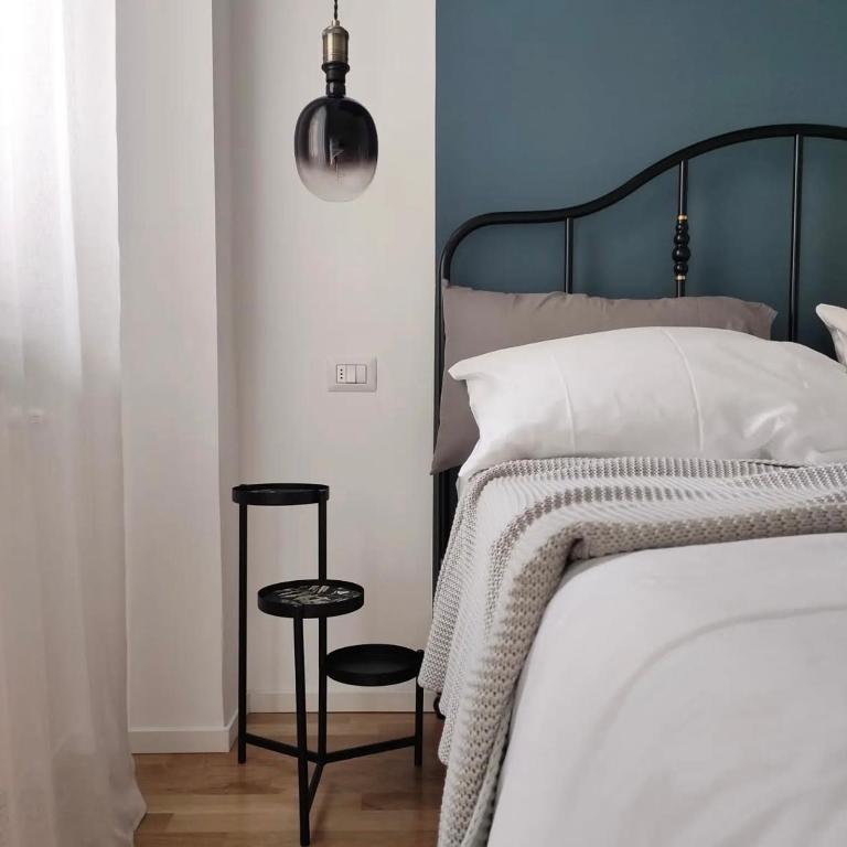 Nine and Three Quarters Rooms - Unique Design Rooms - King Room with Balcony - 3