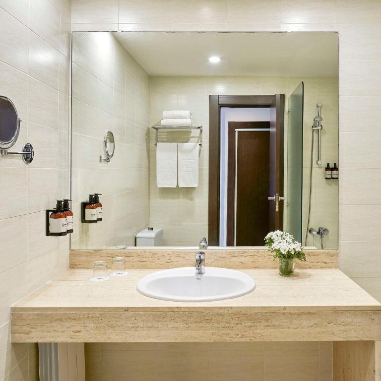 NH Barcelona Eixample - Standard Double or Twin Room - 1
