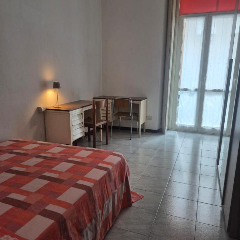 Appartamento completo o Camere private, Lecco Centro vicino alla stazione e al lago - Camera Matrimoniale con Balcone - 4