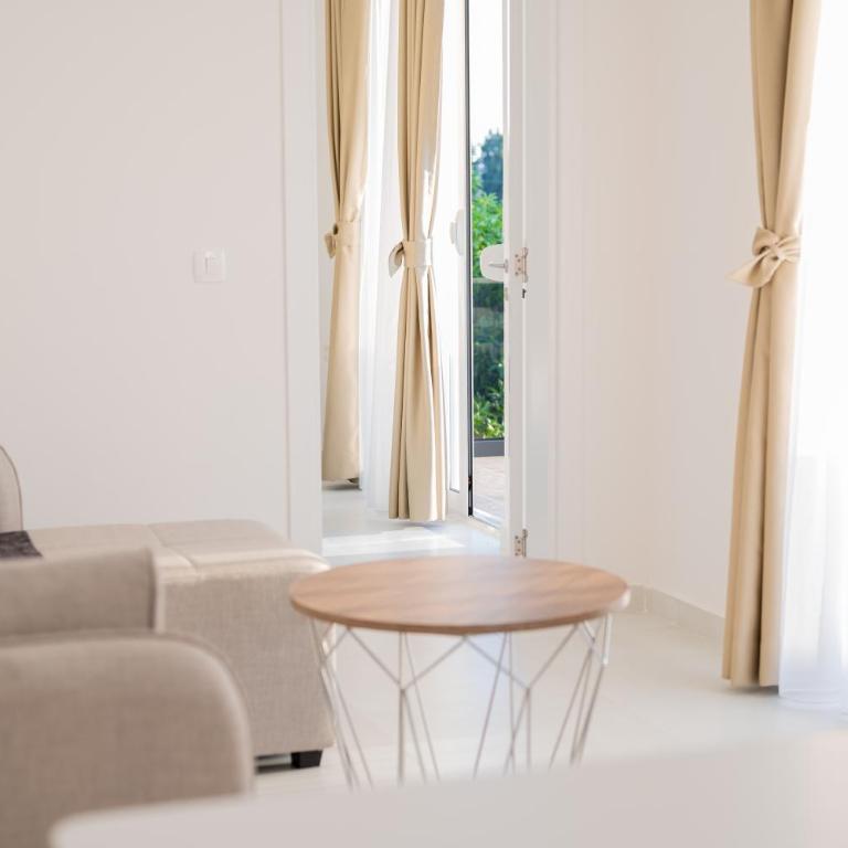 Apartments Chiara Garden - Deluxe One-Bedroom Apartment with Garden View - 4