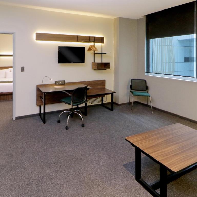 City Express Plus by Marriott Ciudad de México Santa Fe - Suite con 2 camas dobles y 1 sofá cama - 2