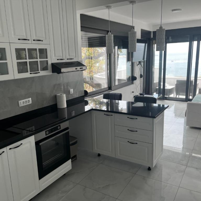ALOHA Beach front Vacation Rental - One-Bedroom Apartment - 18