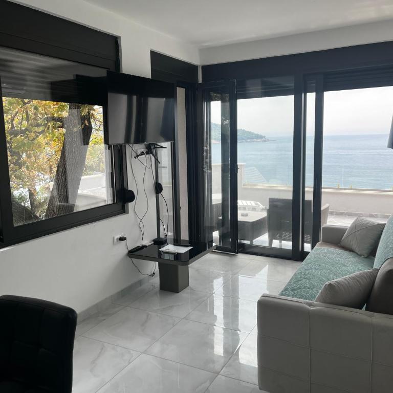 ALOHA Beach front Vacation Rental - One-Bedroom Apartment - 16