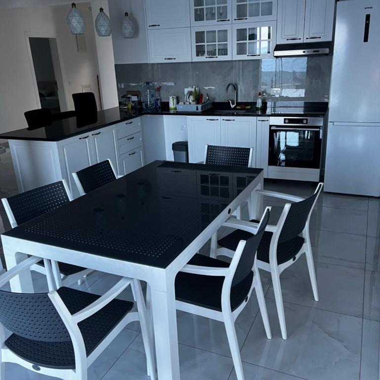ALOHA Beach front Vacation Rental - Three-Bedroom Apartment - 8