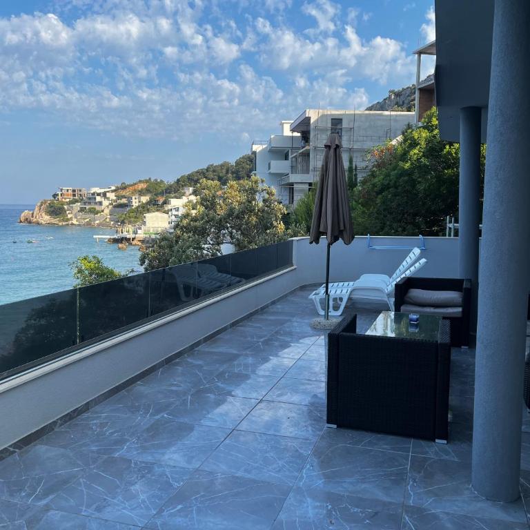 ALOHA Beach front Vacation Rental - Three-Bedroom Apartment - 7