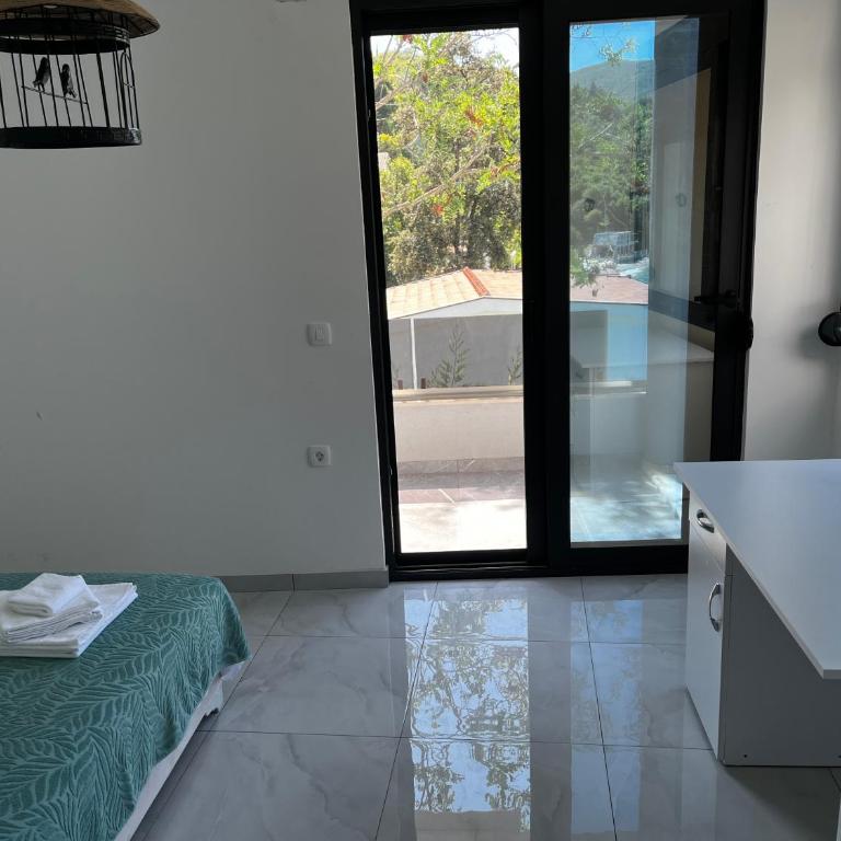 ALOHA Beach front Vacation Rental - Three-Bedroom Apartment - 12