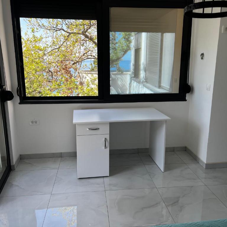 ALOHA Beach front Vacation Rental - Three-Bedroom Apartment - 10