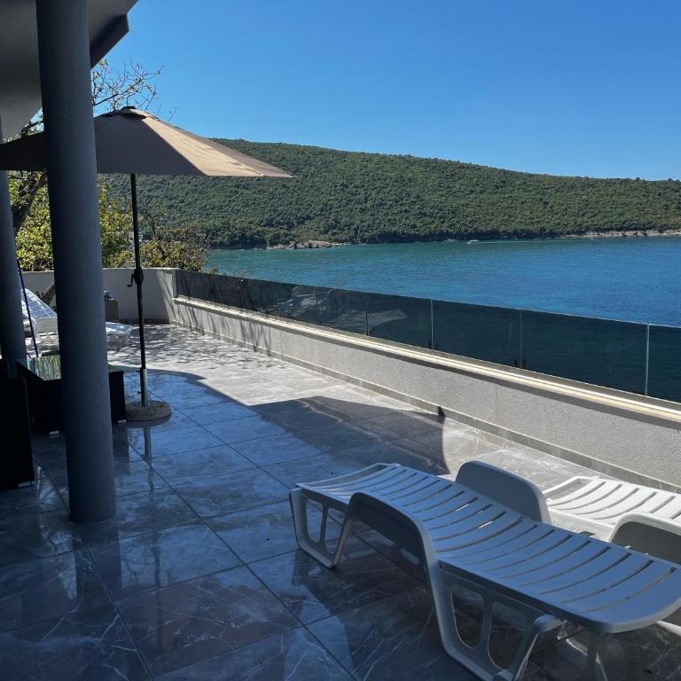 ALOHA Beach front Vacation Rental - Three-Bedroom Apartment - 13