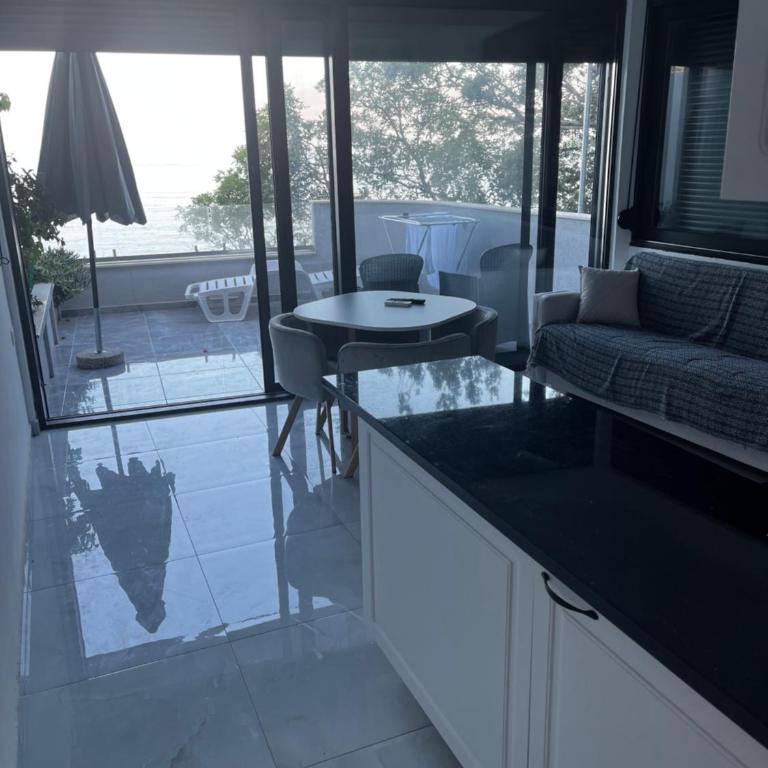 ALOHA Beach front Vacation Rental - One-Bedroom Apartment - 20