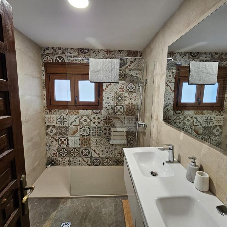 Luxury Andalusian Villa with Panoramic Mediterranean Sea Views & Private Pool & Multi-Level Gardens - Villa - 8