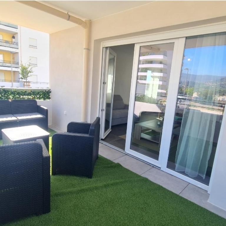 T2 apartment with terrace - Apartamento - 2