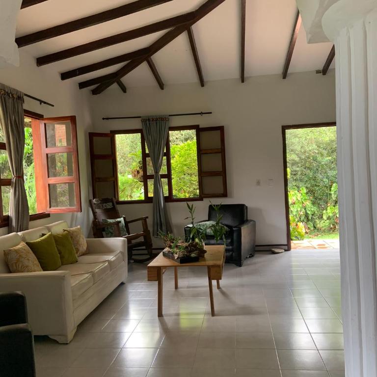 ecopolis hospedaje casa grande en El Queremal - Four-Bedroom House - 49