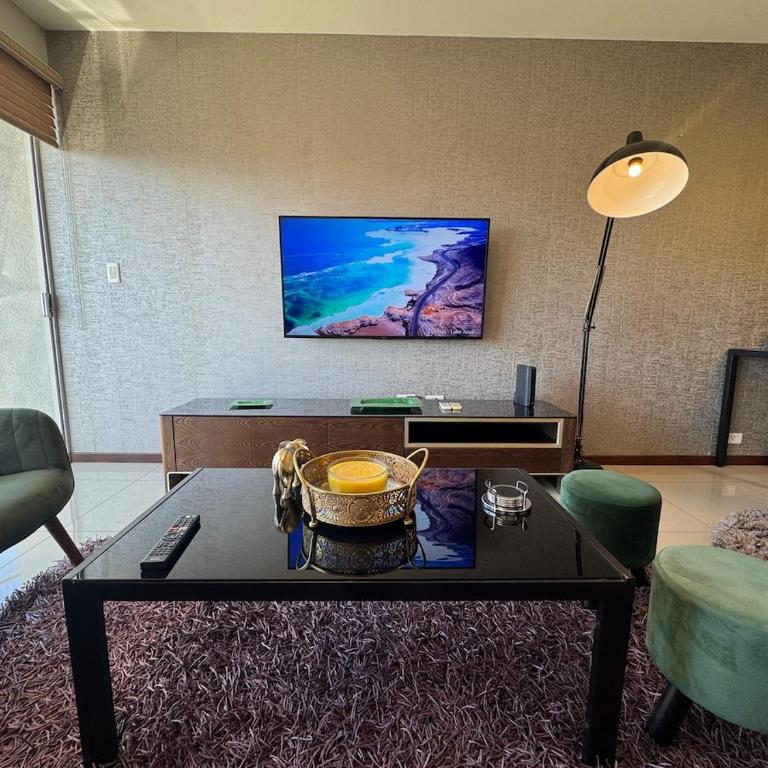 Family Apartment WiFi Large Pool Comfortable Central - Two-Bedroom Apartment with Balcony - 2