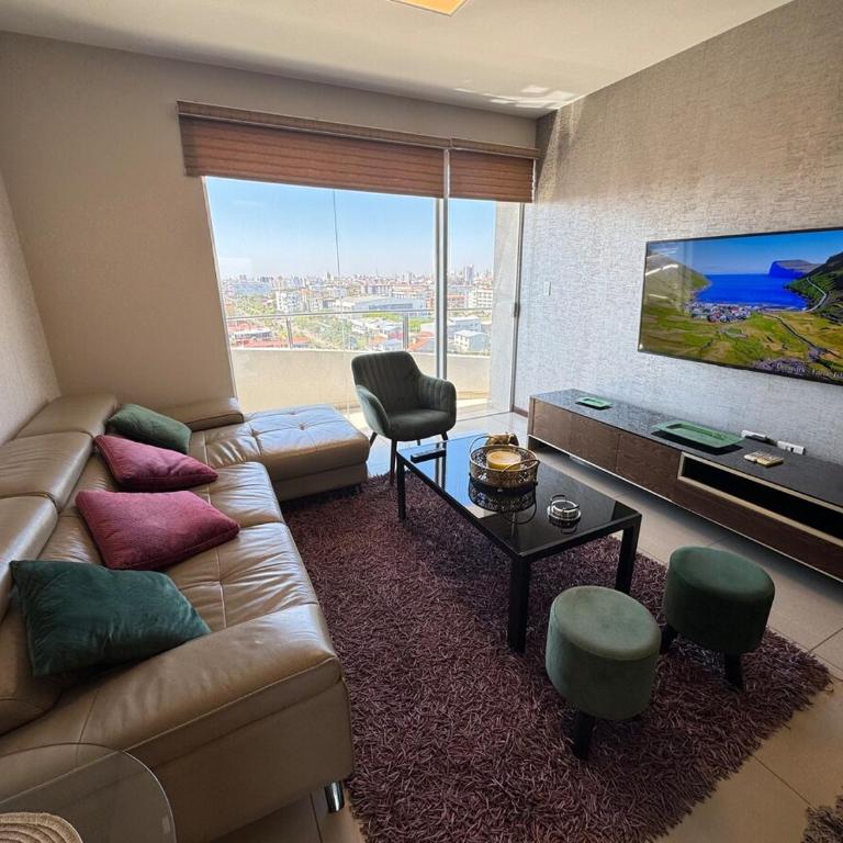 Family Apartment WiFi Large Pool Comfortable Central - Two-Bedroom Apartment with Balcony - 8