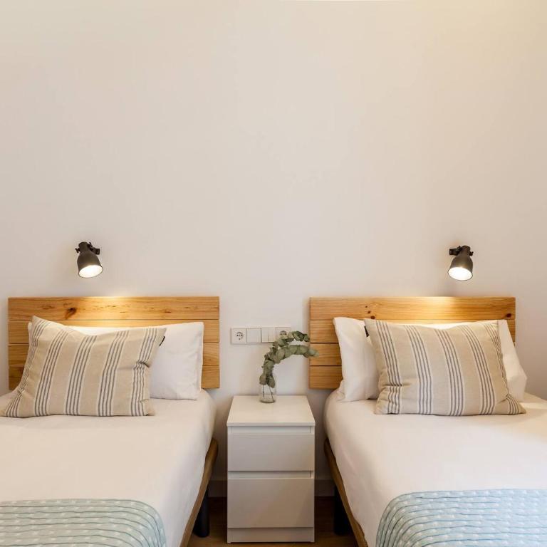 AIRE Holidays Valencia - Two-Bedroom Apartment with Balcony - 9