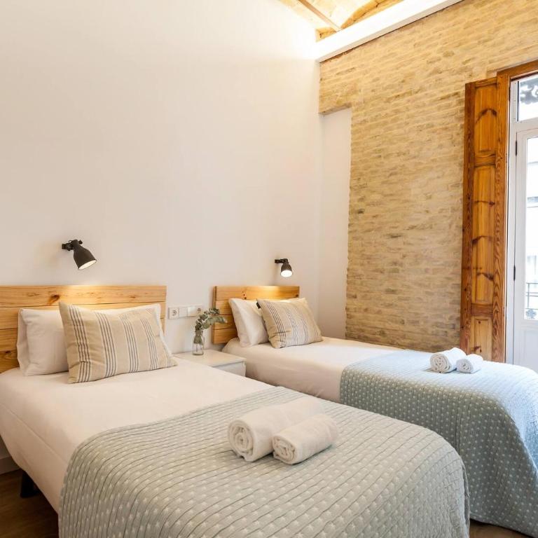 AIRE Holidays Valencia - Two-Bedroom Apartment with Balcony - 10