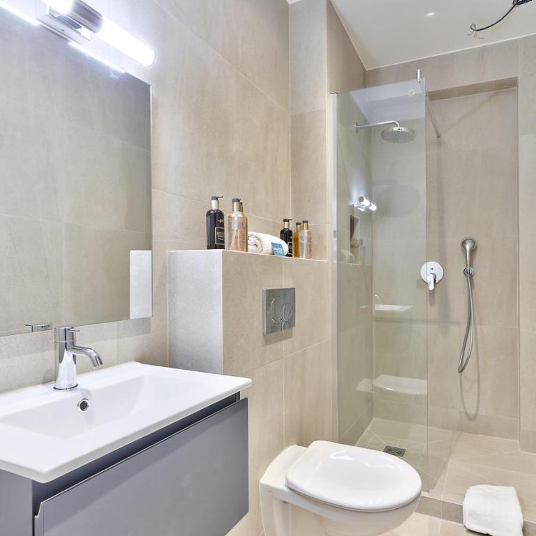 UrbanFlat 124 - Spacious Home in the Heart of Paris - Apartment - 6